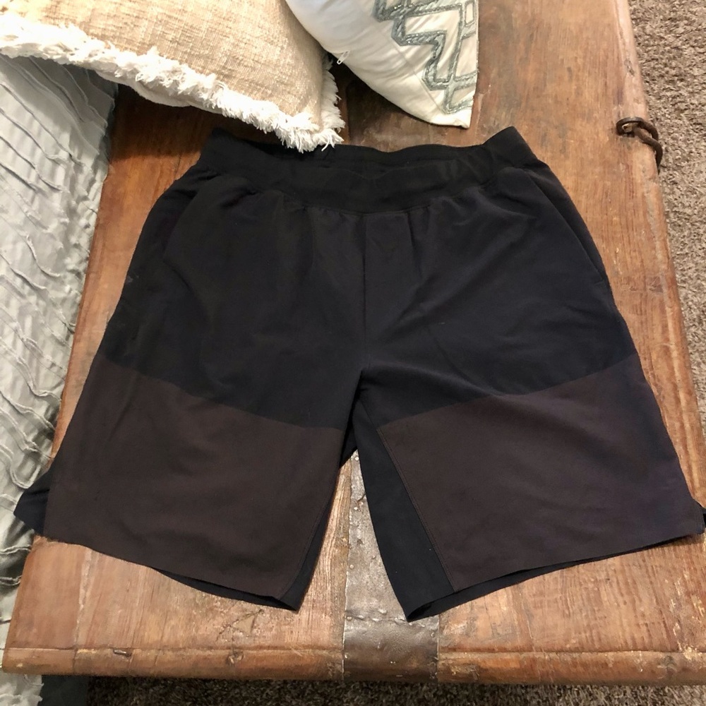 Men’s Lululemon Black Panel Workout Shorts